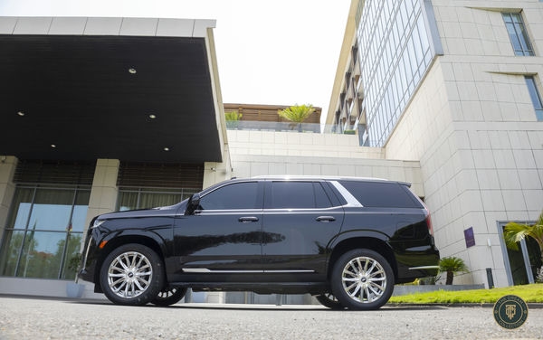 Cadillac Escalade Premium Luxury angle 5